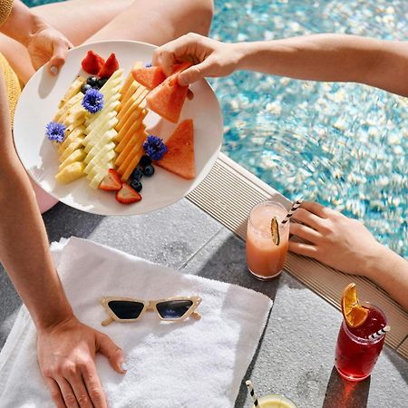 Sheraton Melbourne Hotel Zewnętrze zdjęcie Poolside service
