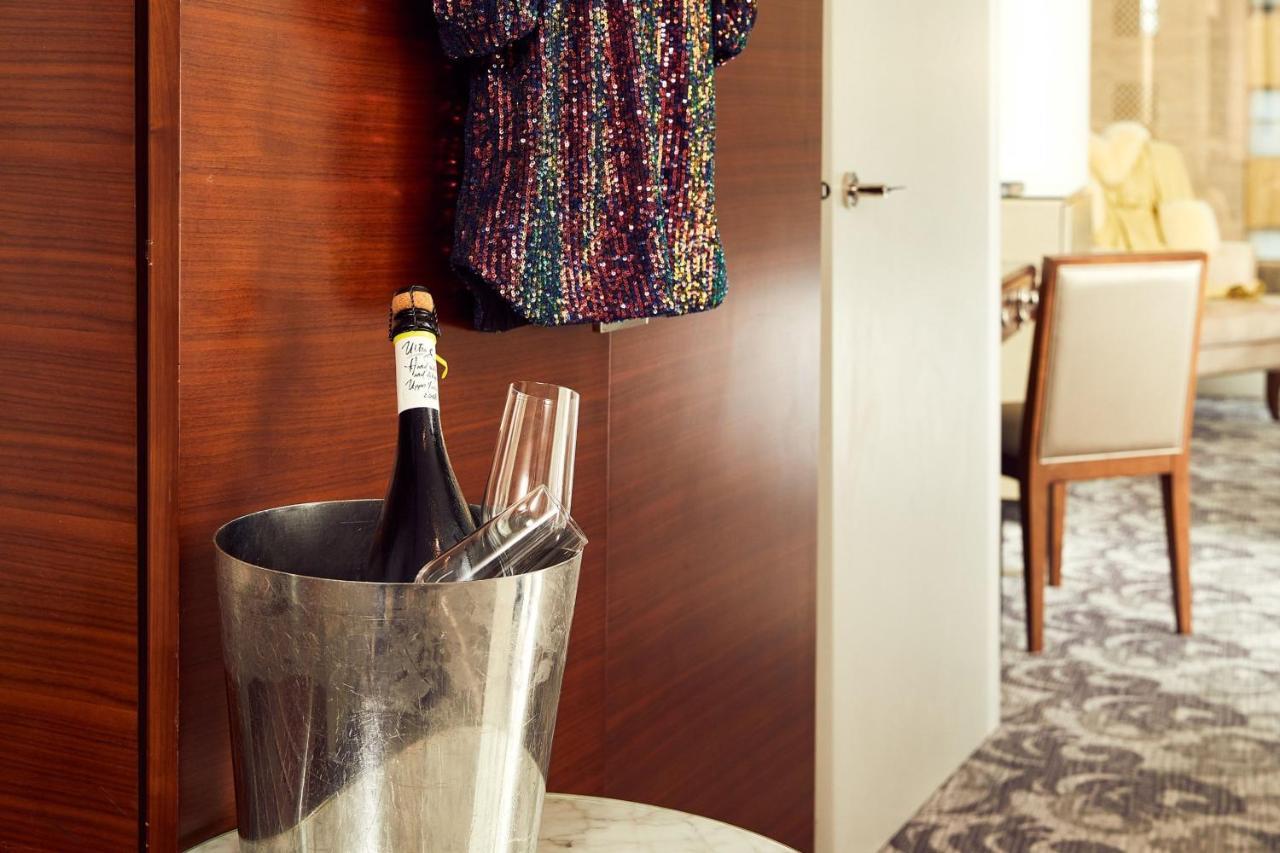 Sheraton Melbourne Hotel Zewnętrze zdjęcie A champagne bucket