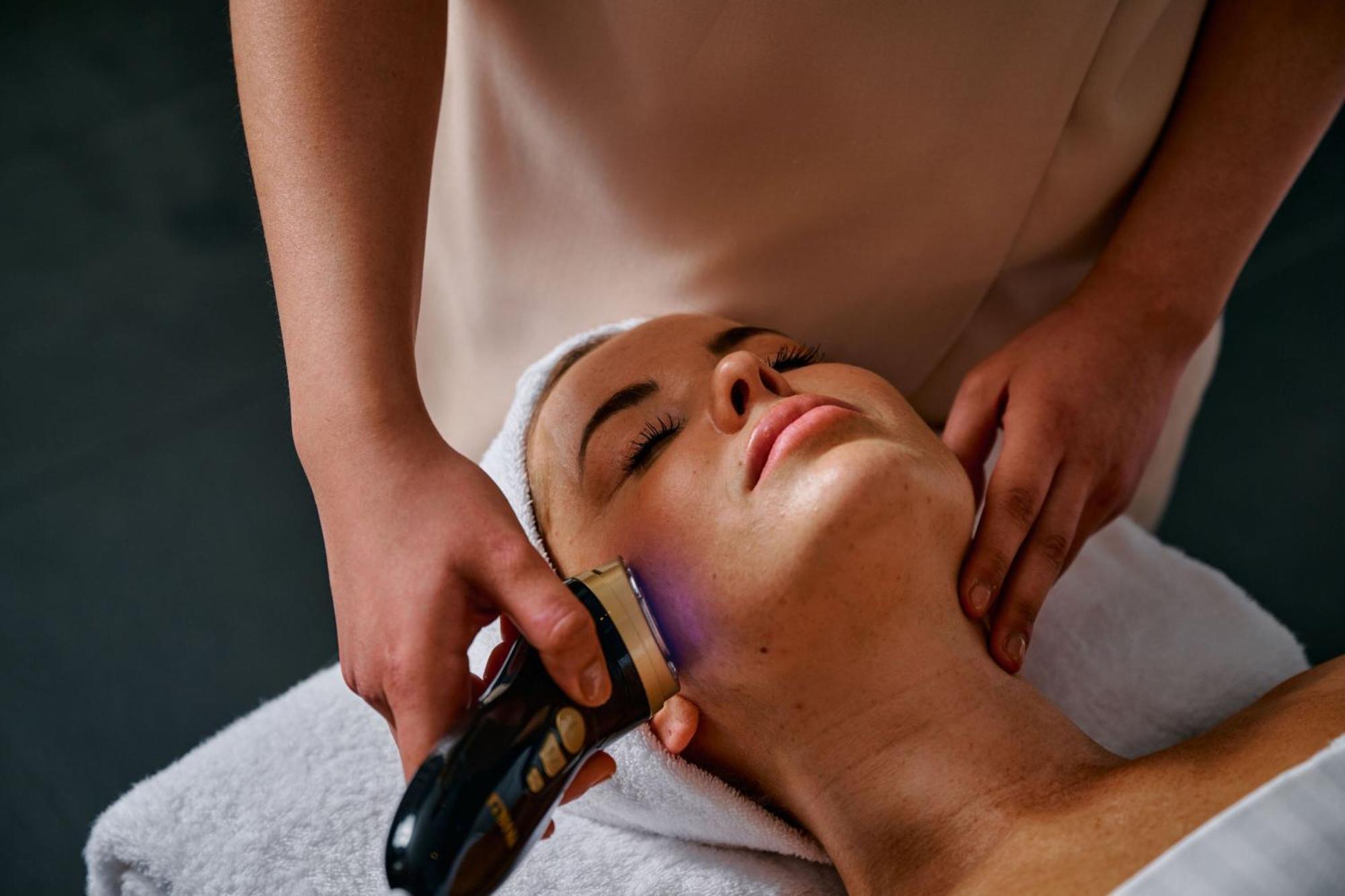 Sheraton Melbourne Hotel Zewnętrze zdjęcie A woman receiving a facial treatment