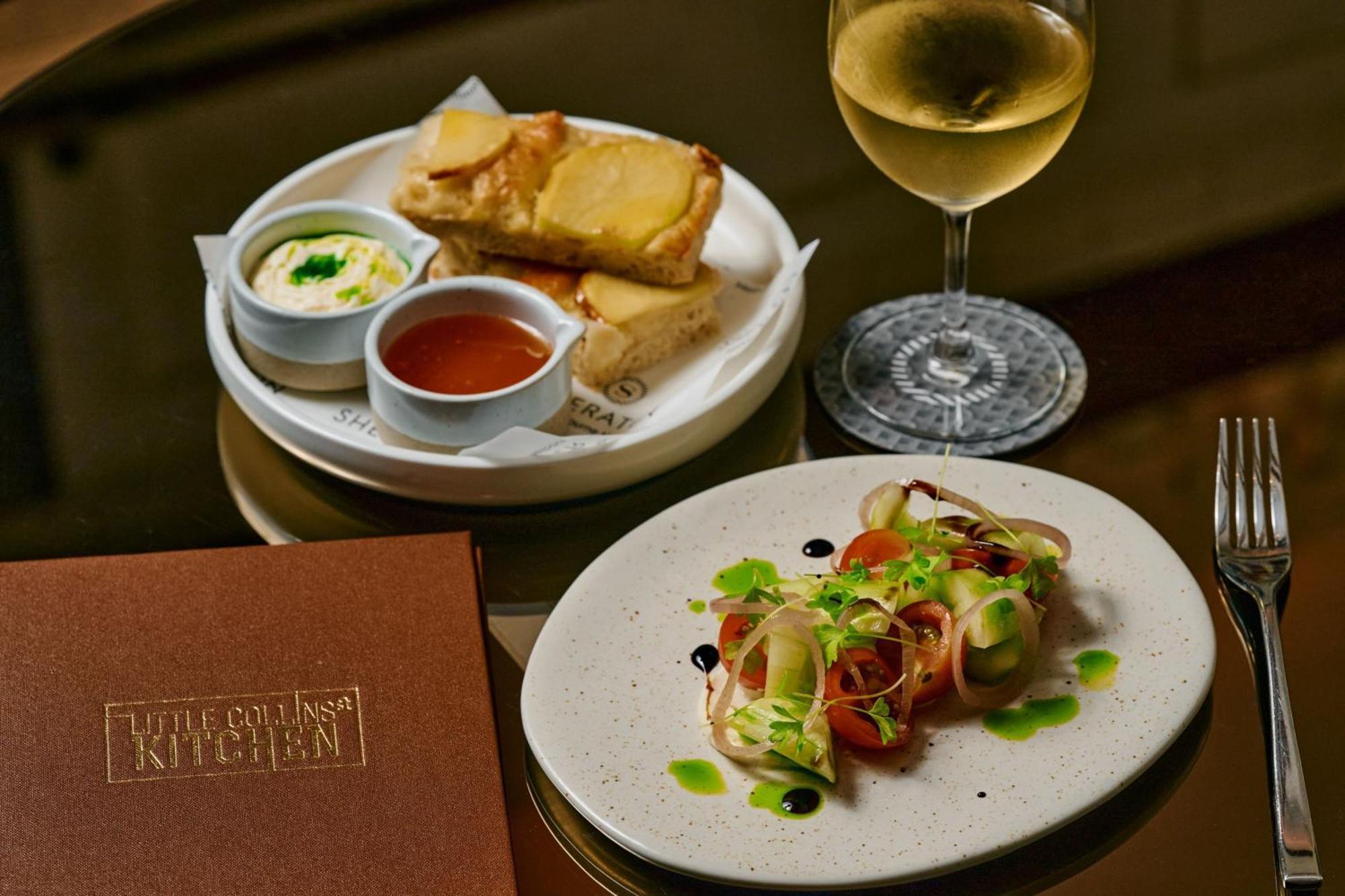 Sheraton Melbourne Hotel Zewnętrze zdjęcie A meal at Elements