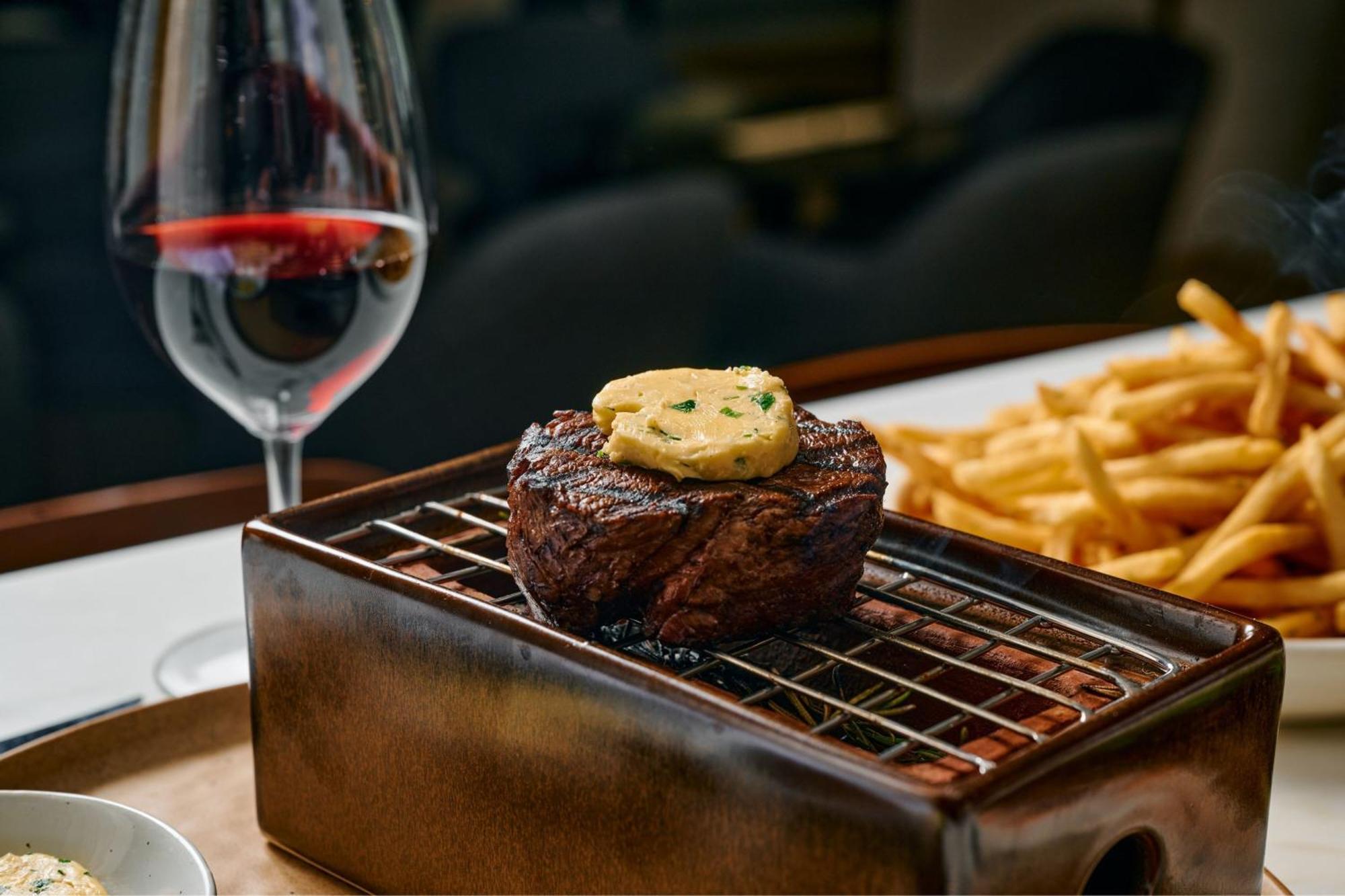 Sheraton Melbourne Hotel Zewnętrze zdjęcie A steak at the restaurant