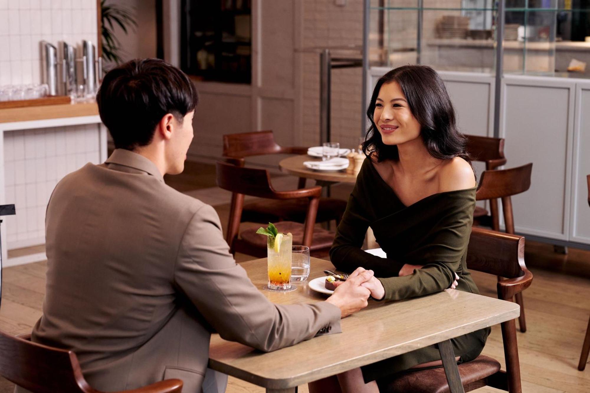 Sheraton Melbourne Hotel Zewnętrze zdjęcie A couple on a date