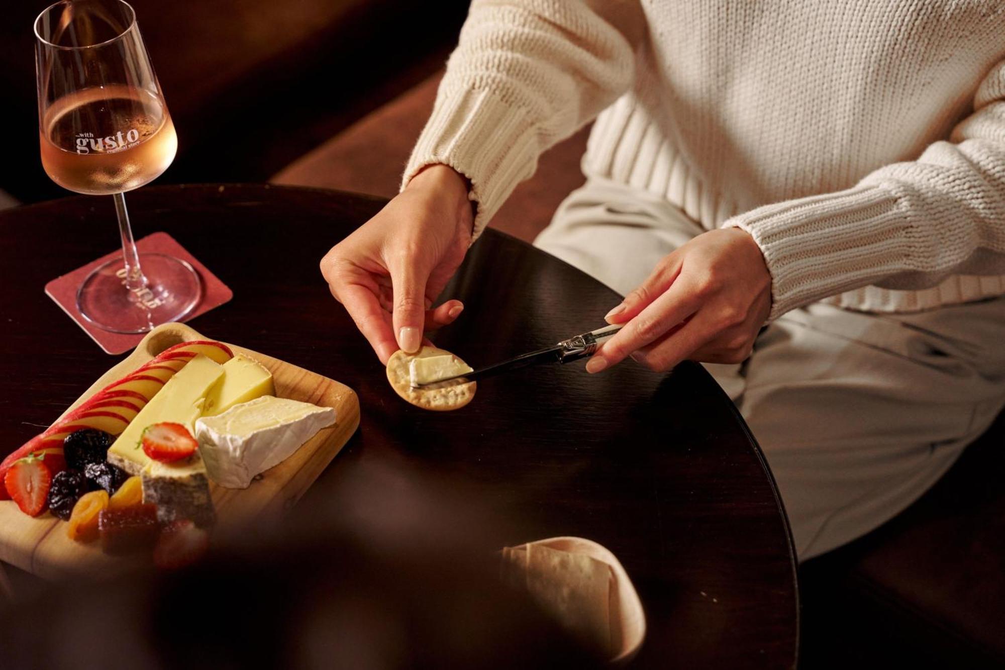 Sheraton Melbourne Hotel Zewnętrze zdjęcie A woman spreading butter on a cracker